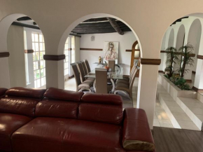 Safari Apartments -Beautiful 3 bedrooms, 10-seater dining , TV room, Garden & Pool